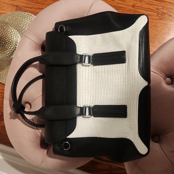 A purse - Picture 2 of 5